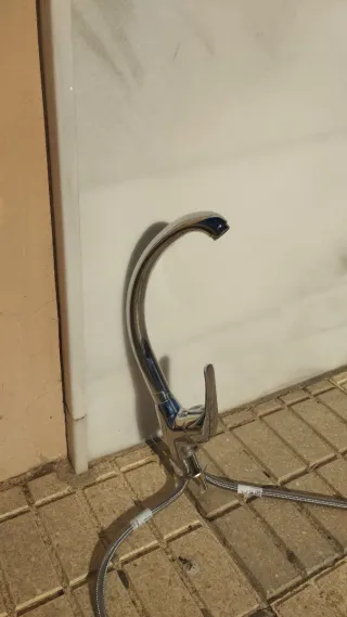 Grifo de cocina metálico plateado