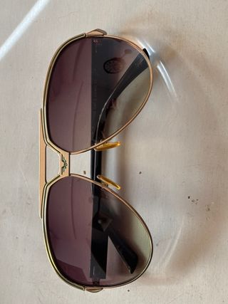 Gafas de sol doradas y moradas