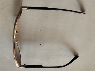 Gafas de sol doradas y moradas