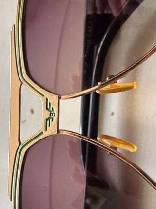 Gafas de sol doradas y moradas