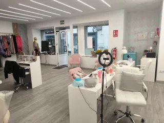 Se traspasa salón de belleza y boutique