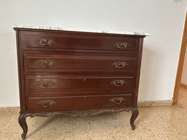 Cómoda de madera con tapa de mármol