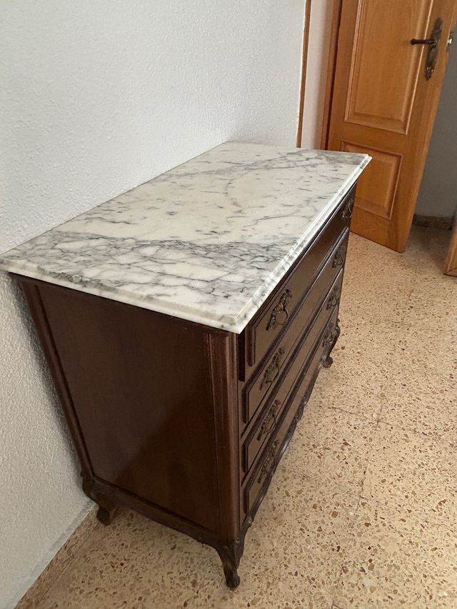 Cómoda de madera con tapa de mármol