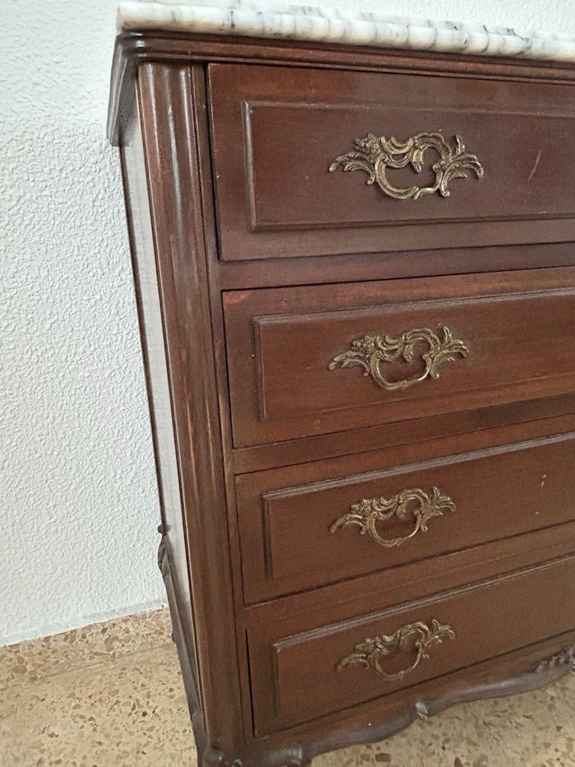 Cómoda de madera con tapa de mármol