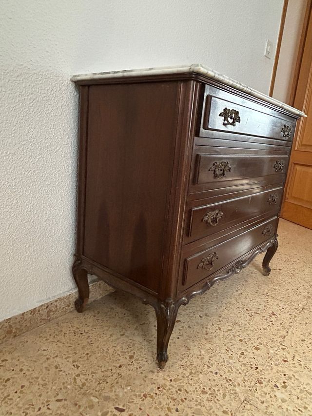Cómoda de madera con tapa de mármol