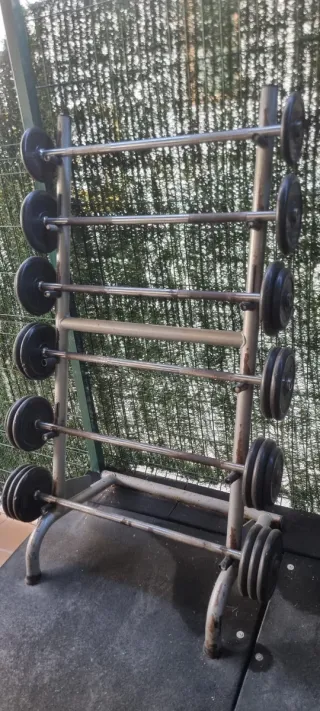 Rack de pesas y barras