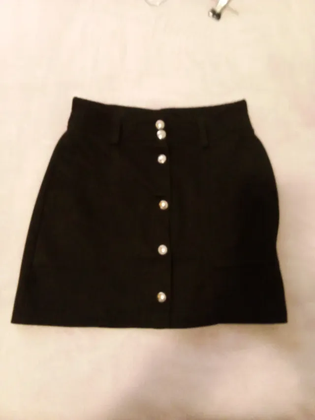 Falda negra con botones joya