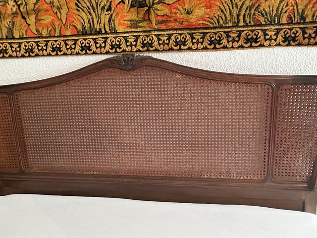 Cabezal de cama antiguo de madera y mimbre
