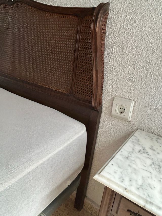 Cabezal de cama antiguo de madera y mimbre