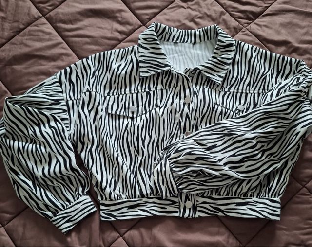 Cazadora vaquera estampado cebra