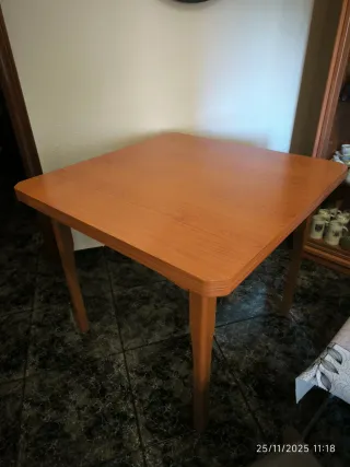 Mesa de comedor de madera