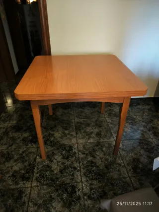 Mesa de comedor de madera