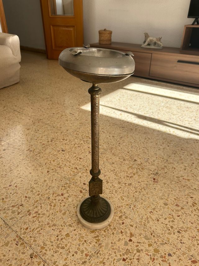 Cenicero de pie vintage
