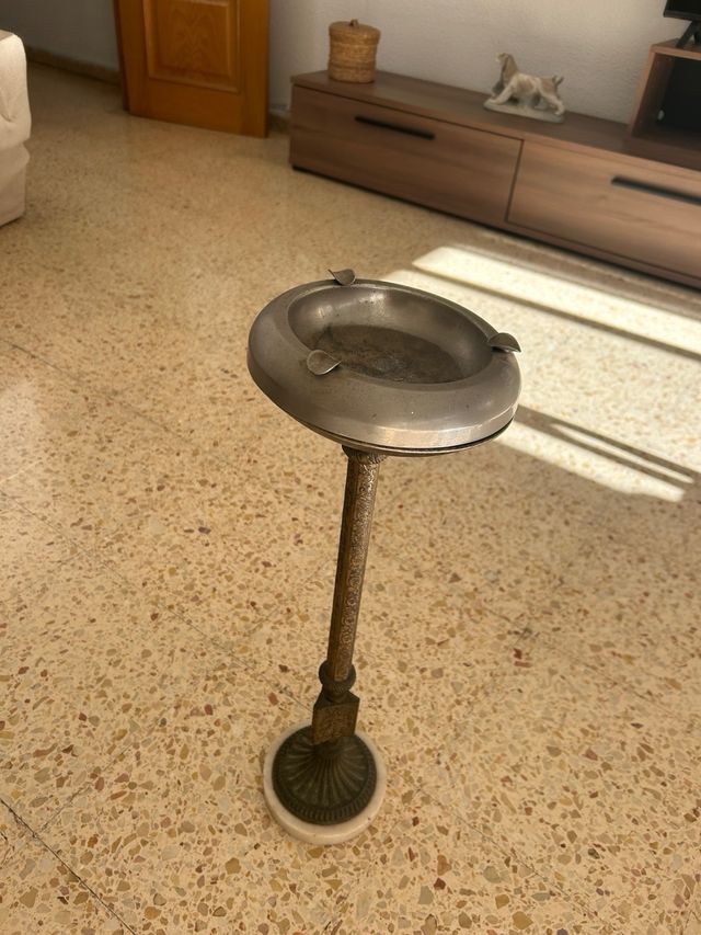 Cenicero de pie vintage