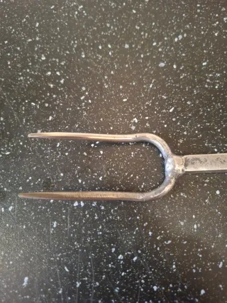 Tenedor para asados con mango de madera