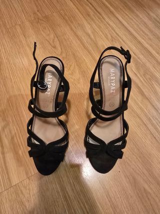 Elegantes sandalias de tacón de piel negras