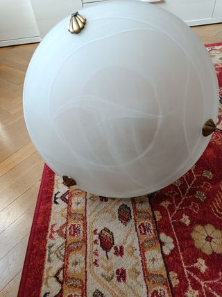 Lámpara moderna de techo dorada y blanca