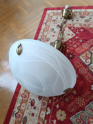 Lámpara moderna de techo dorada y blanca