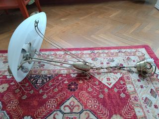 Lámpara moderna de techo dorada y blanca