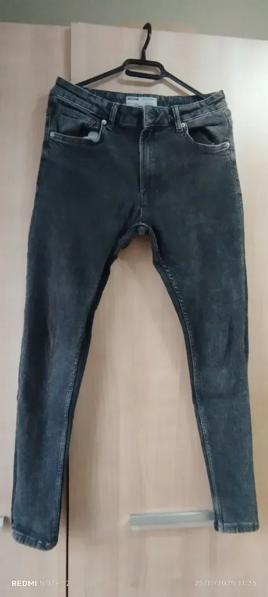 Pantalón vaquero BershkaNegro.Sin roturas.