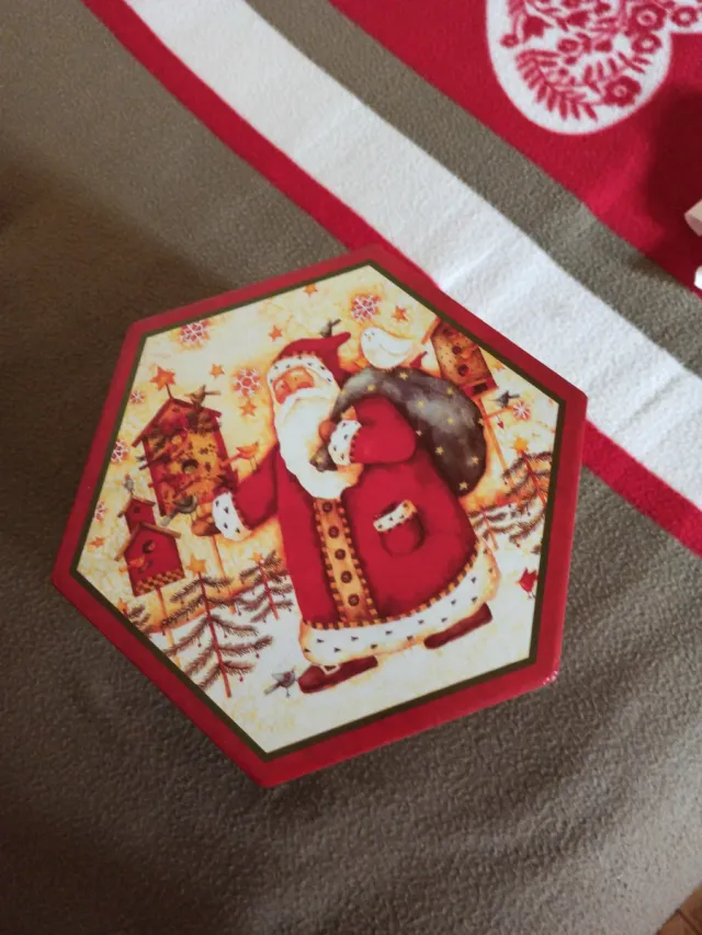 Caja de cartón rígido con diseño de Papá Noel