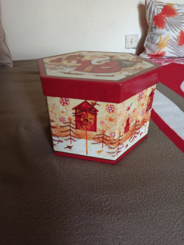 Caja de cartón rígido con diseño de Papá Noel