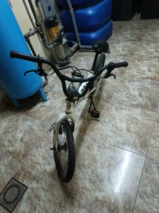 Bicicleta BMX blanca