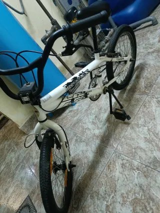 Bicicleta BMX blanca