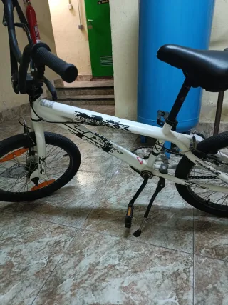 Bicicleta BMX blanca
