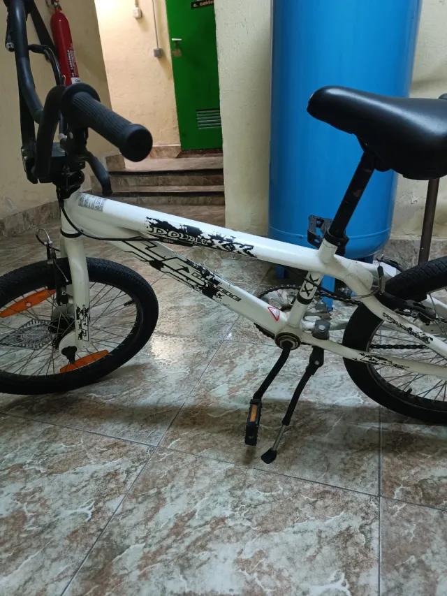 Bicicleta BMX blanca