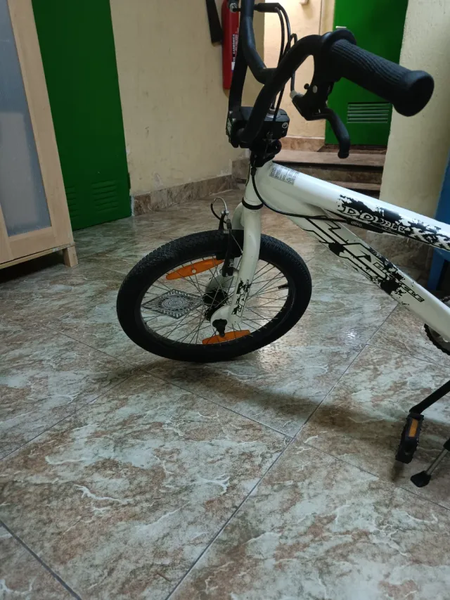 Bicicleta BMX blanca