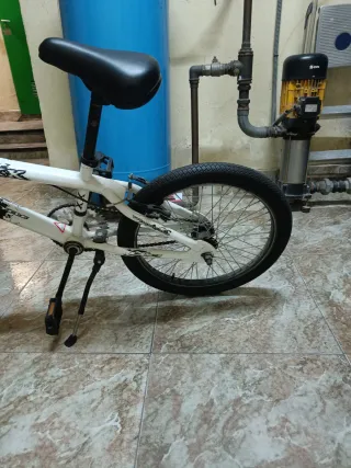 Bicicleta BMX blanca