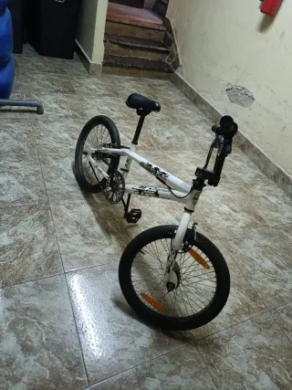 Bicicleta BMX blanca