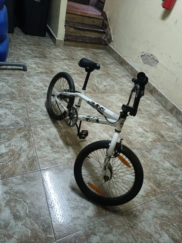 Bicicleta BMX blanca