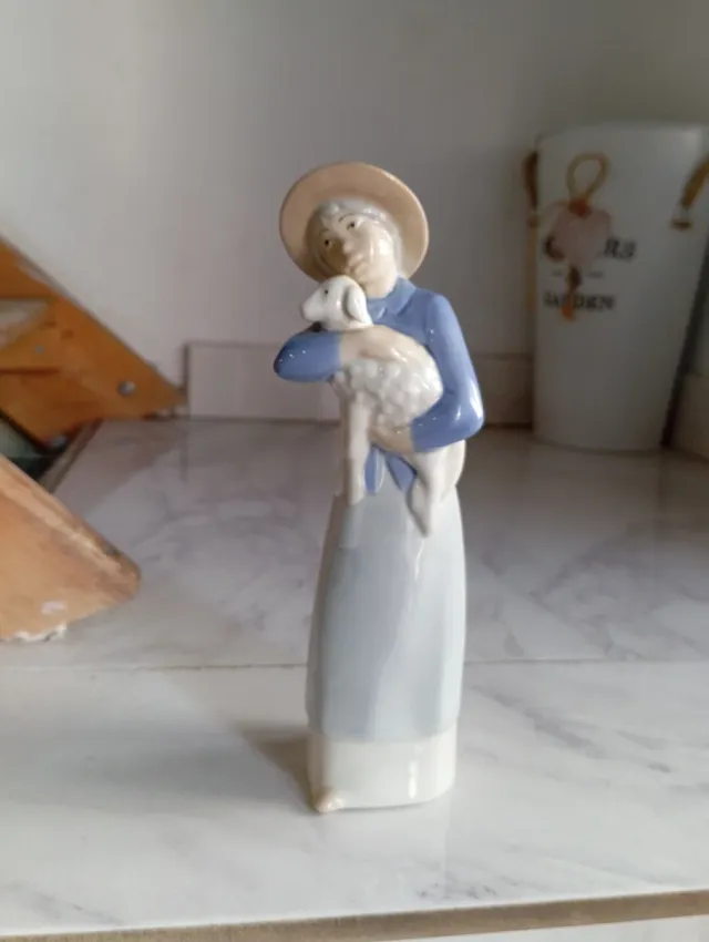 Figura Lladró Niña con Cordero