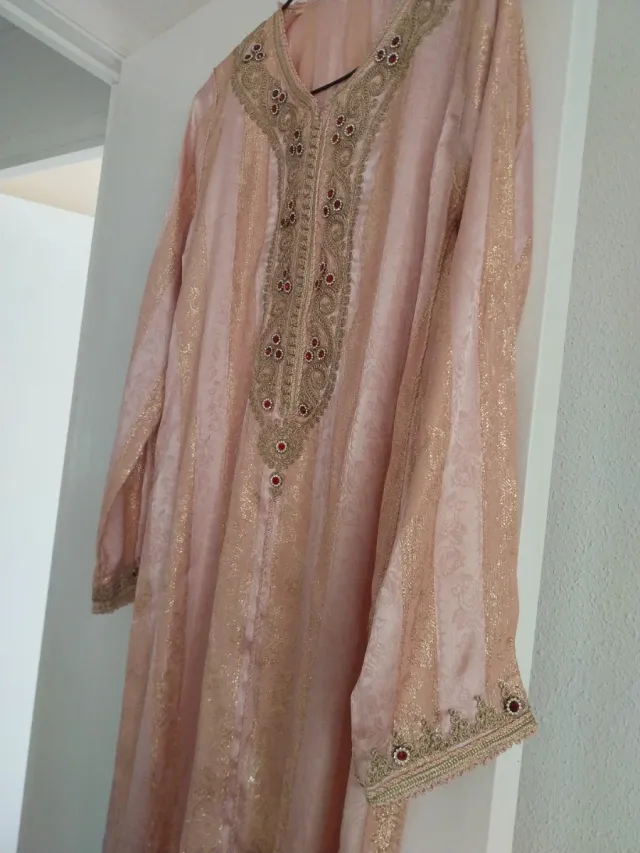 Caftán rosa con detalles dorados