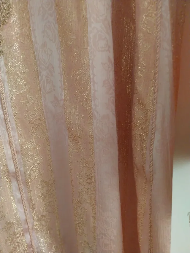 Caftán rosa con detalles dorados