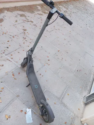 Patinete eléctrico gris