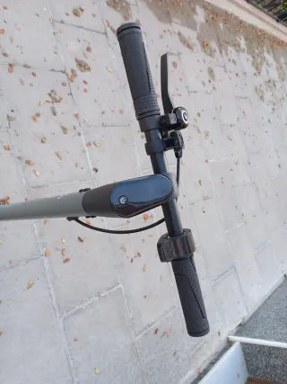 Patinete eléctrico gris