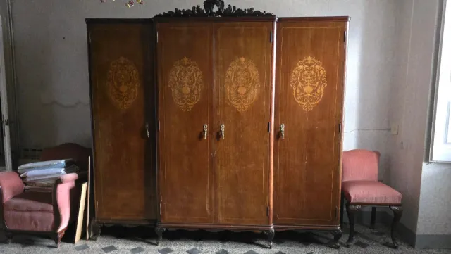 Guarda-roupa de madeira com detalhes