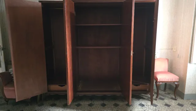 Guarda-roupa de madeira com detalhes