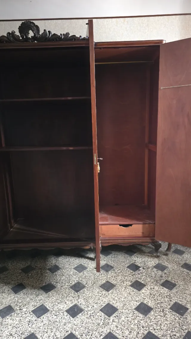 Guarda-roupa de madeira com detalhes