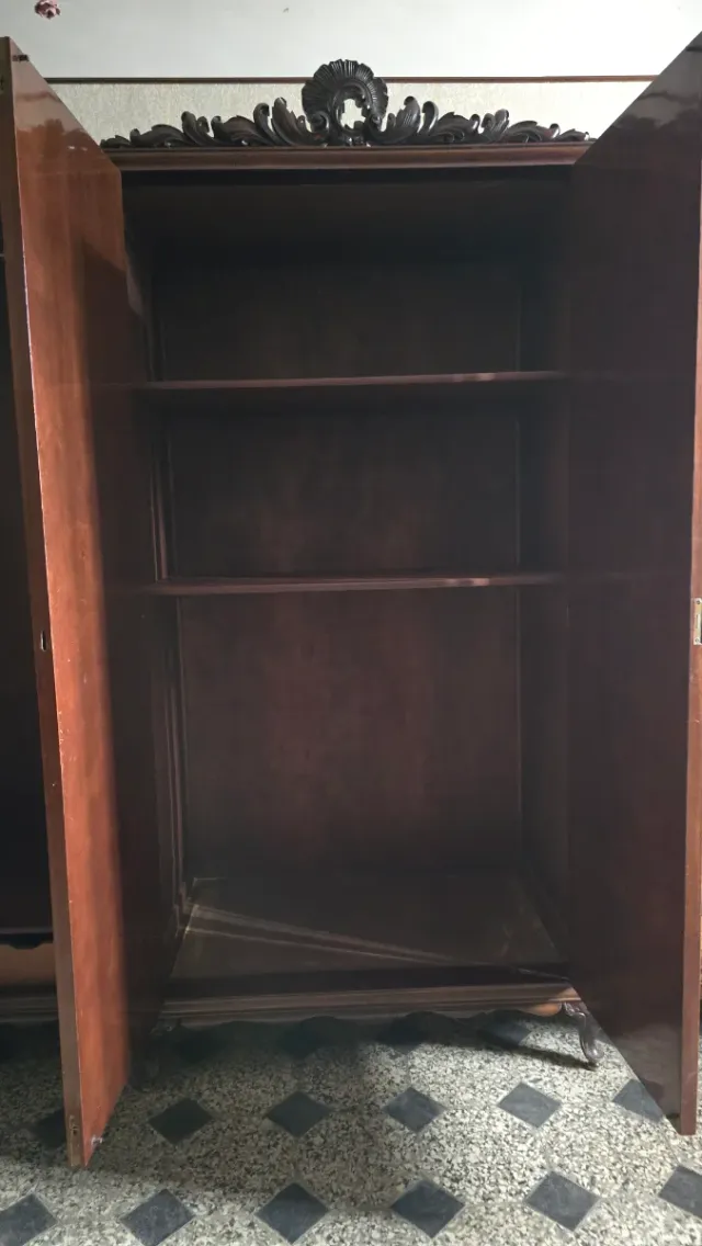 Guarda-roupa de madeira com detalhes