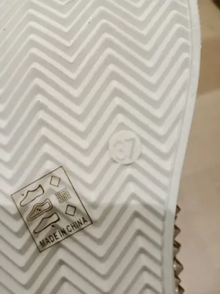 Zapatillas altas blancas con detalles