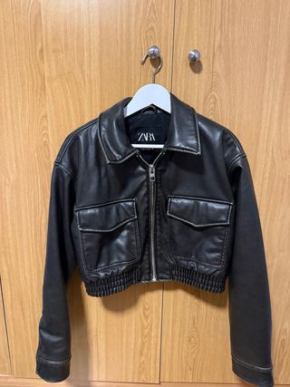 Chaqueta Zara efecto piel negra