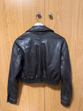 Chaqueta Zara efecto piel negra
