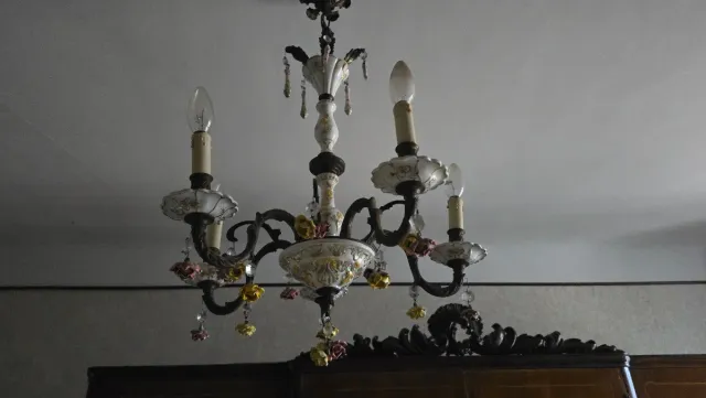 Lâmpada de teto com enfeites de porcelana