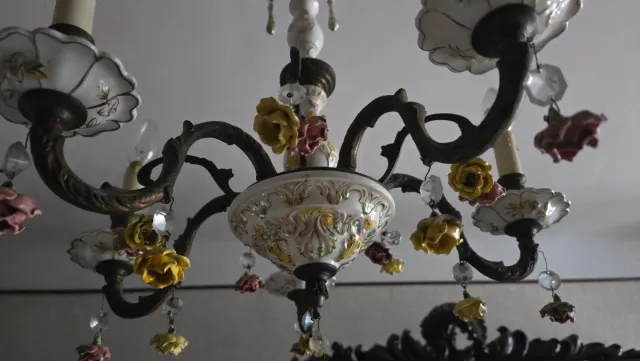 Lâmpada de teto com enfeites de porcelana