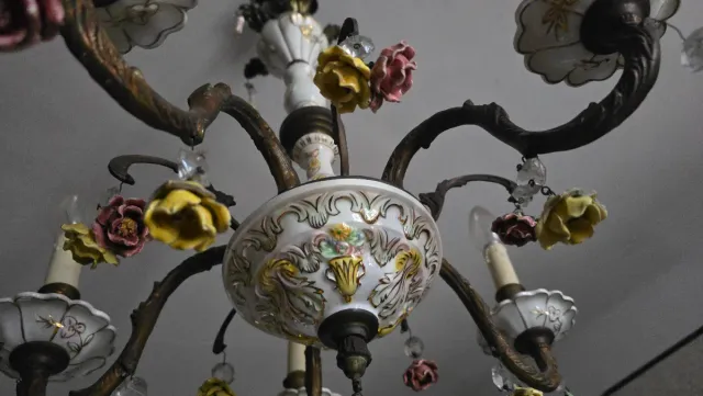 Lâmpada de teto com enfeites de porcelana