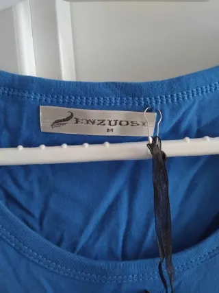 Camiseta azul con lazo y lunares